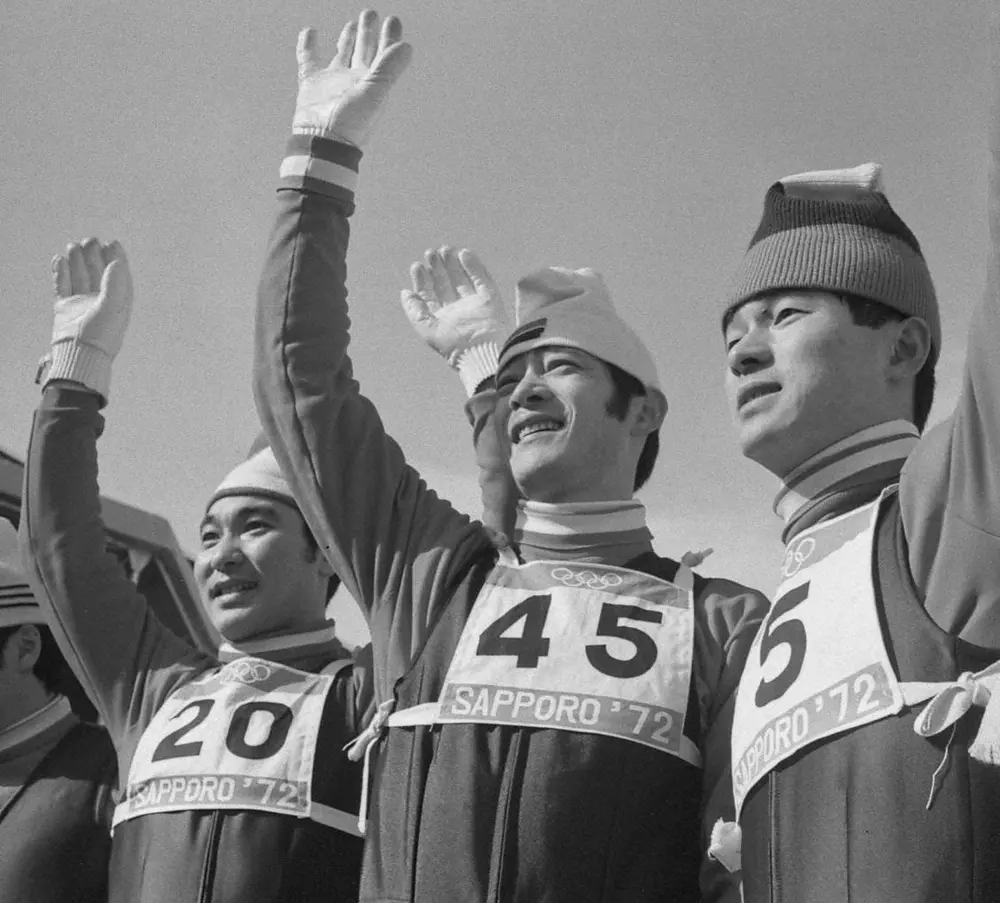 “日の丸飛行隊”（左から）銅メダル・青地清二（２０）、金メダル・笠谷幸生（４５）、銀メダル・金野昭次（５）