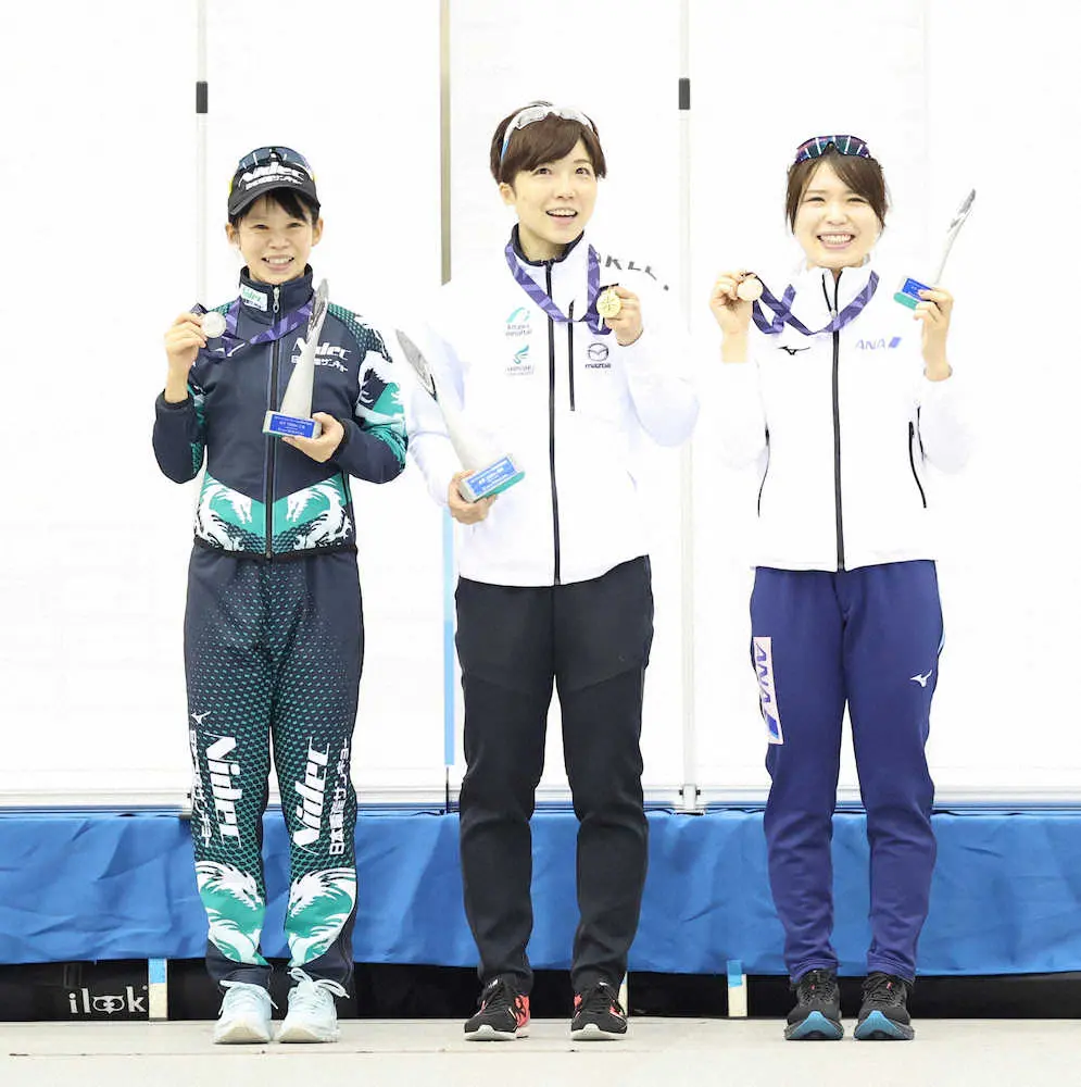 表彰式で笑顔の（左から）2位の高木菜、優勝の小平、3位の佐藤（撮影・光山　貴大）