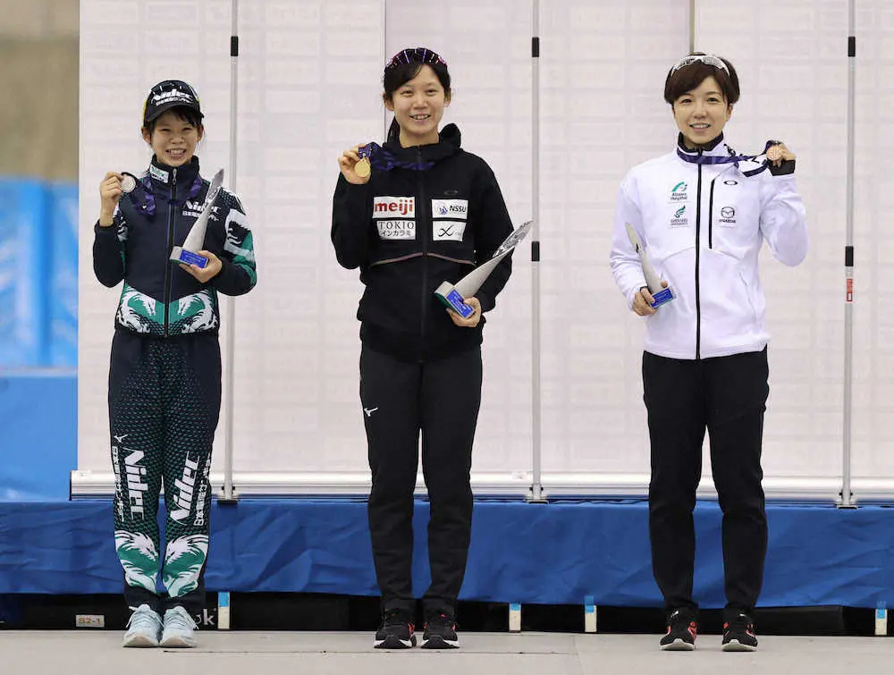 ＜北京五輪日本代表選考会　女子1500メートル＞　メダルを手に笑顔の（左から）2位・高木菜、優勝・高木美、3位・小平　（撮影・光山　貴大）