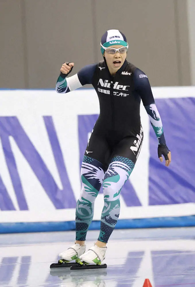 ＜北京五輪日本代表選考会　女子1500メートル＞　好タイムでガッツポーズの2位・高木菜　（撮影・光山　貴大）