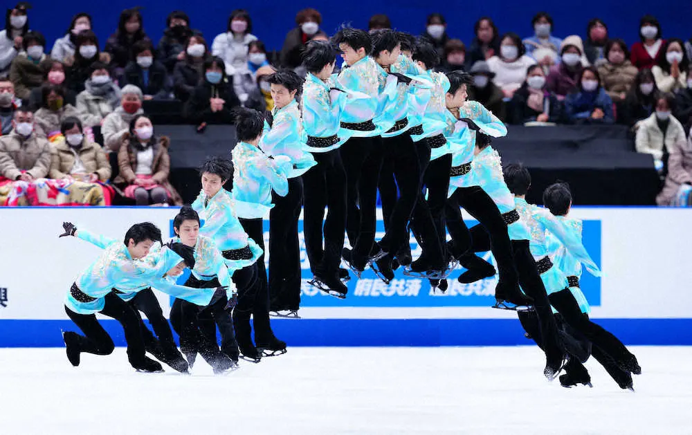 ＜全日本フィギュアスケート選手権　男子フリー＞呼吸を忘れる人、手を合わせ祈る人…。360度からの視線の中で4回転アクセルに挑んだ羽生結弦（撮影・小海途良幹）