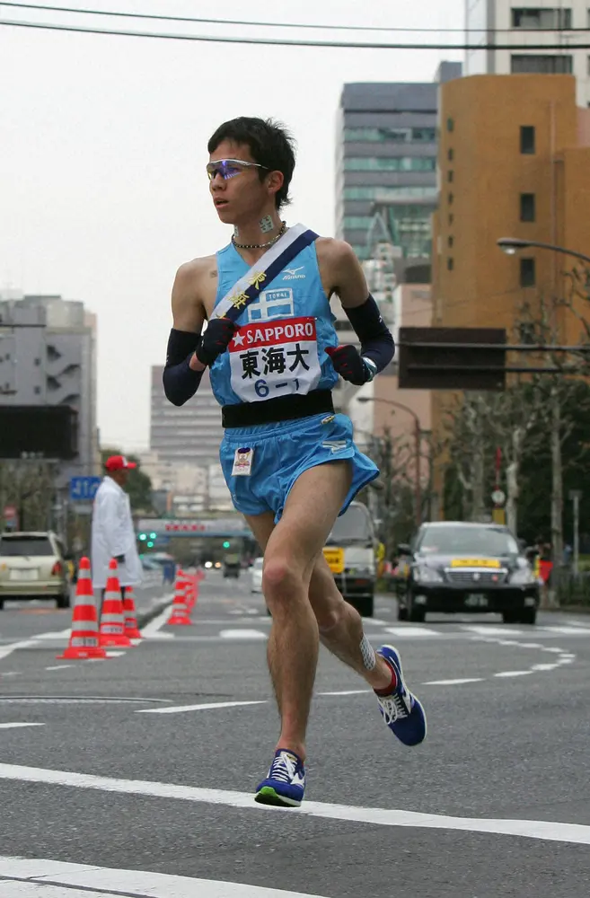 2007年の第８３回箱根駅伝１区を走る東海大・佐藤悠基。１時間１分６秒の区間新記録を樹立（2007年1月2日撮影）
