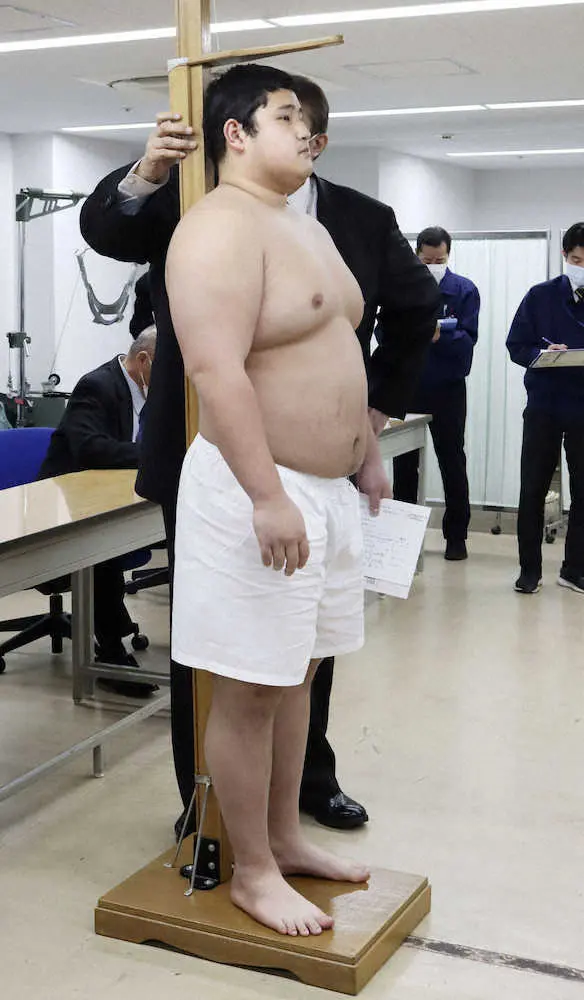 新弟子検査で身長を測る竹田（日本相撲協会提供）