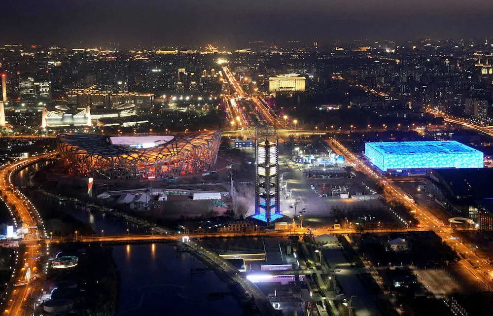 北京冬季五輪の開会式が行われる国家体育場（左）。右はカーリング会場の国家水泳センター