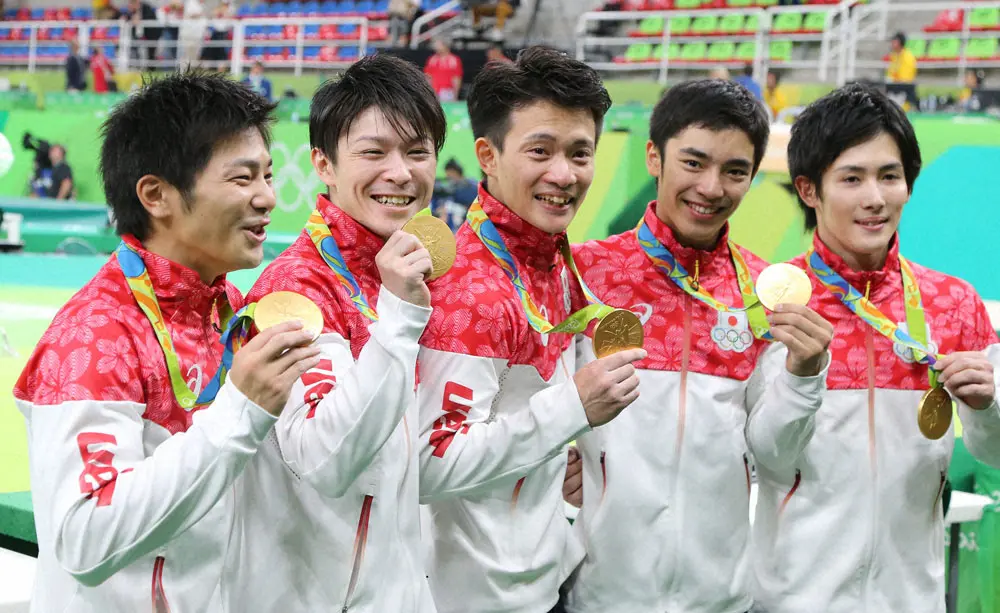 16年のリオ五輪体操男子団体総合で金メダルを獲得した日本代表（左から）山室光史、内村航平、田中佑典、白井健三、加藤凌平