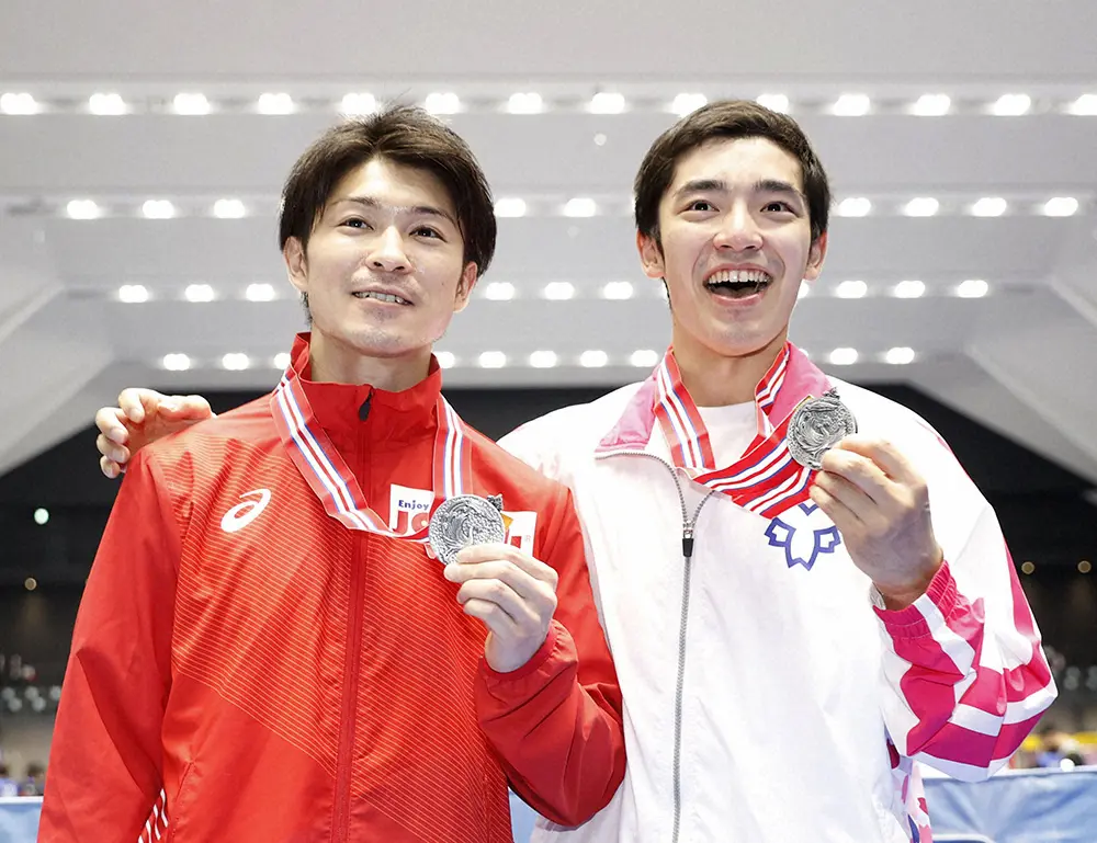 21年6月、全日本体操種目別選手権の表彰式後に記念撮影する内村航平（左）と白井健三