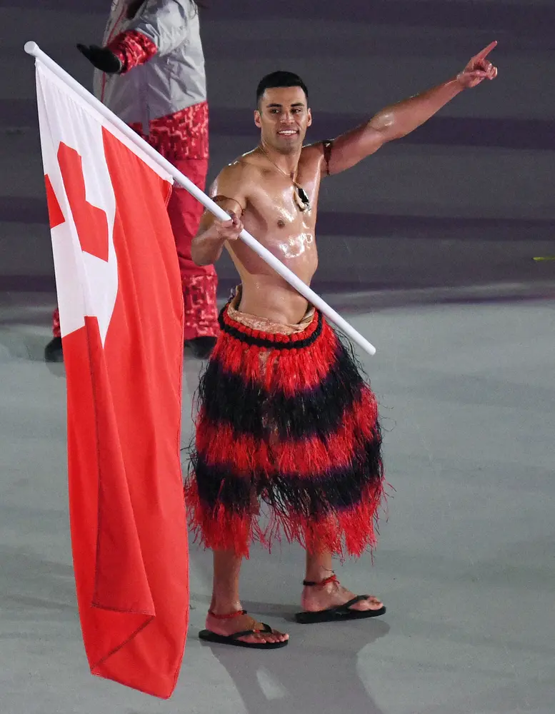 東京五輪でも話題“裸のトンガ代表旗手”が無事を報告も…家族とは連絡取れず「愛する祖国を救いたい」