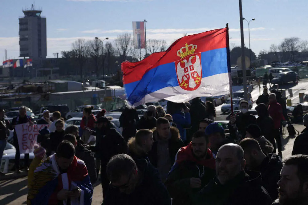 空港の外ではファンがセルビア国旗を掲げ「あなたは我々のチャンピオンだ！ノバク」の声も（AP）