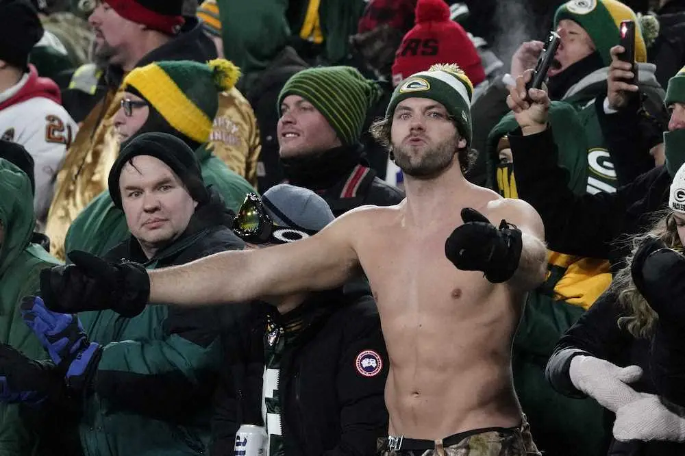 氷点下11度ながら上半身裸で応援するパッカーズのファン（AP）