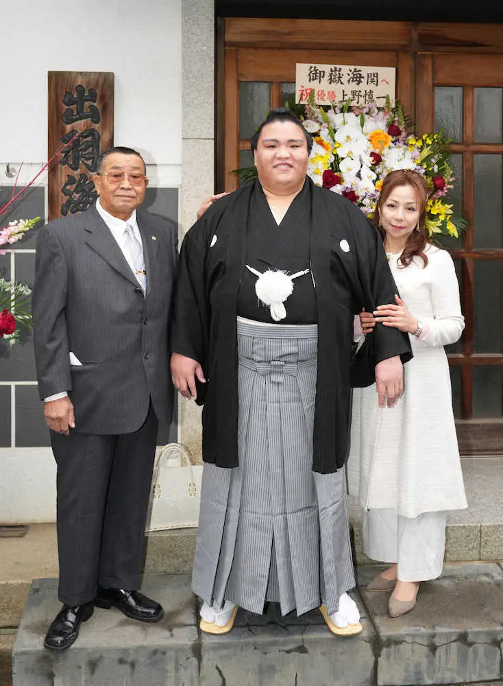 御嶽海　大関昇進を両親が祝福　母マルガリータさん「愛しています」