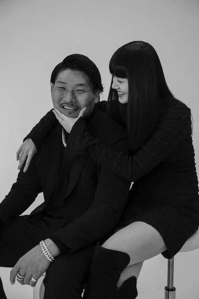 結婚を発表した稲垣啓太と新井貴子（C）mitograph