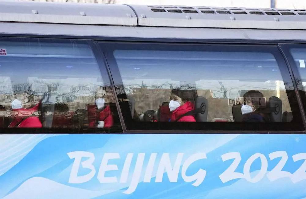 北京冬季五輪の選手村にバスで到着したアイスホッケー女子日本代表の選手ら（共同）