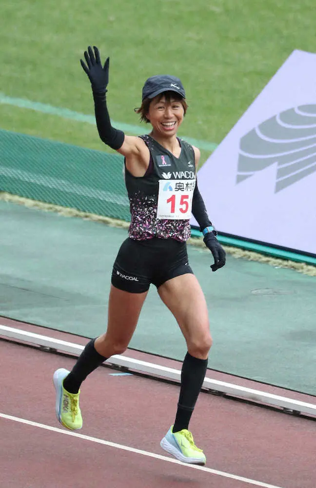 ＜第41回大阪国際女子マラソン＞ハーフマラソンで笑顔で手をあげてゴールに向かう福士加代子（撮影・坂田　高浩）