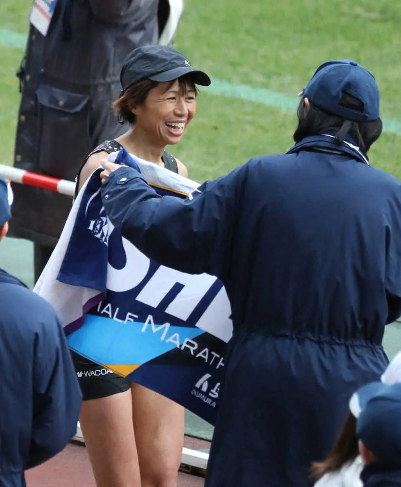 ＜第41回大阪国際女子マラソン＞ハーフマラソンで笑顔でゴールした福士加代子（撮影・坂田　高浩）