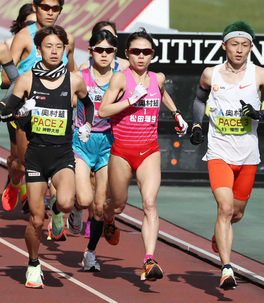 ＜第41回大阪国際女子マラソン＞スタート後、先頭を走る松田瑞生（中央）と上杉真穂（左から2人目）（撮影・坂田　高浩）