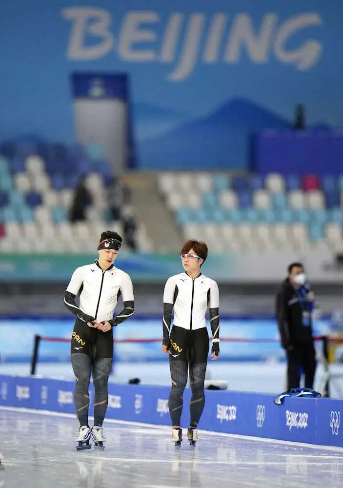 国家スピードスケート館での初練習で、小島良太（左）と言葉を交わす小平奈緒（共同）