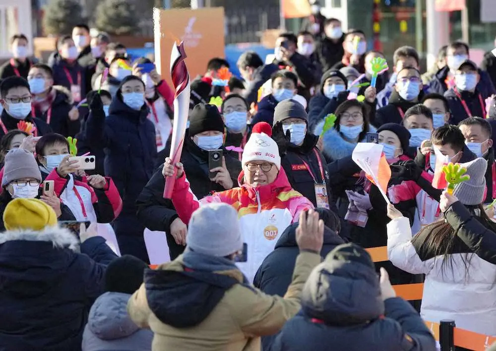 北京のオリンピック森林公園を出発する北京冬季五輪の聖火ランナー