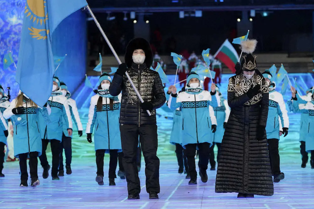 カザフスタン　北京五輪でも旗手が話題！「冬もお姫様いた～」「衣装夏も冬も綺麗」の声