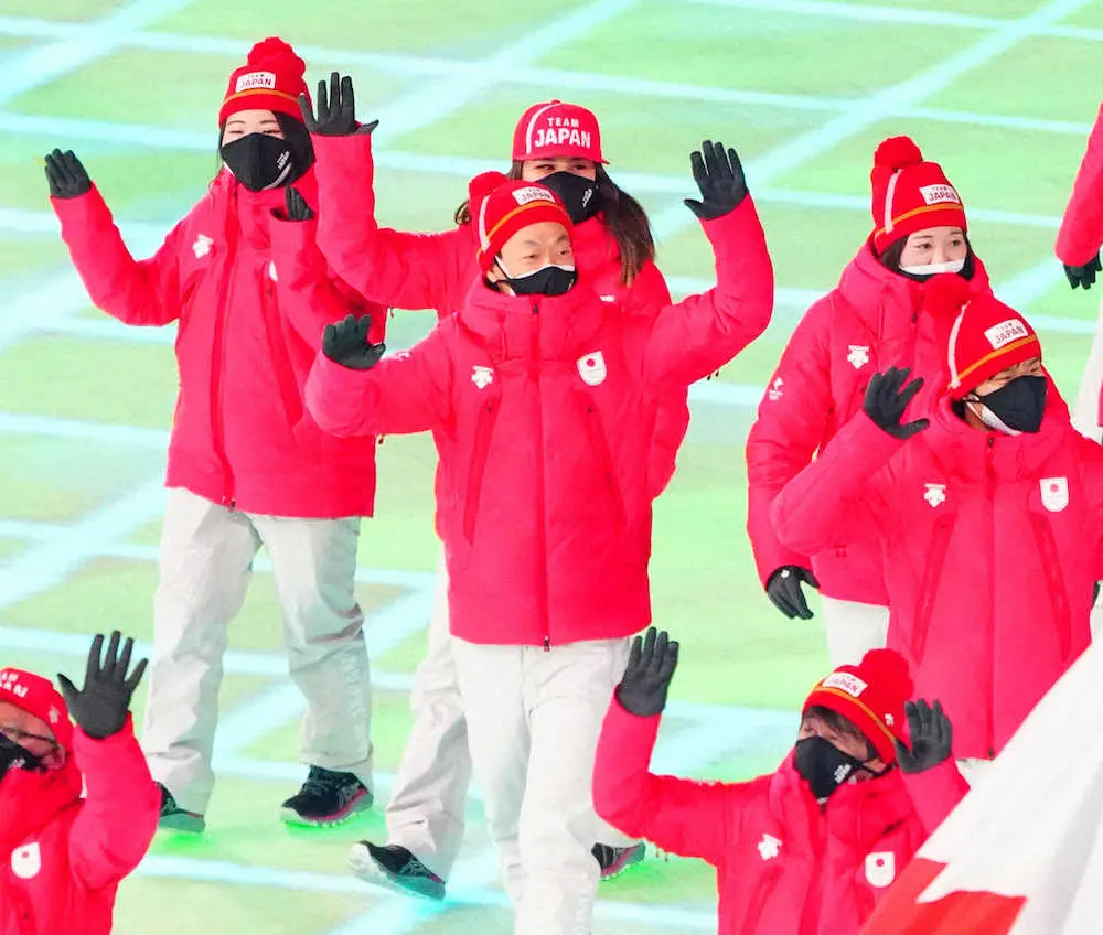 開会式で手を振りながら入場行進するモーグル日本代表の選手たち（撮影・小海途　良幹）