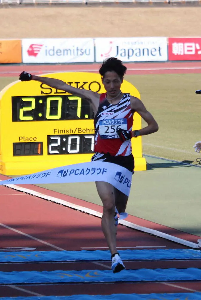 トヨタ・西山雄介「積極果敢に」 27歳初マラソンでいきなり大仕事、2時間7分47秒の大会新記録V