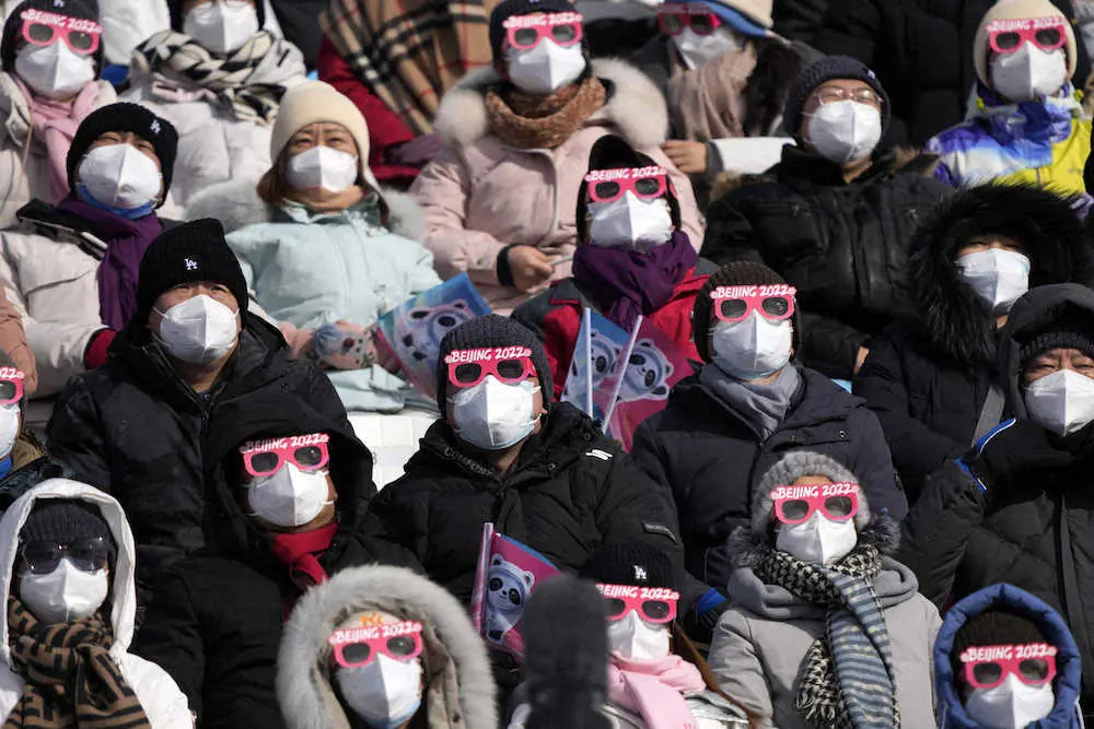 マスク着用で競技を観戦する招待された地元の人たち（AP）