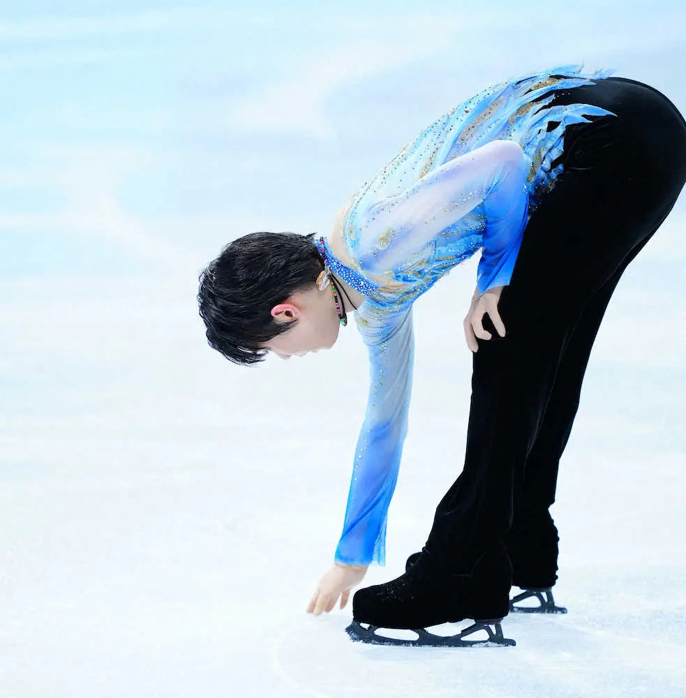 ＜北京五輪・フィギュアスケート＞男子SP、ジャンプを失敗した場所の氷を触る羽生結弦（撮影・小海途　良幹）