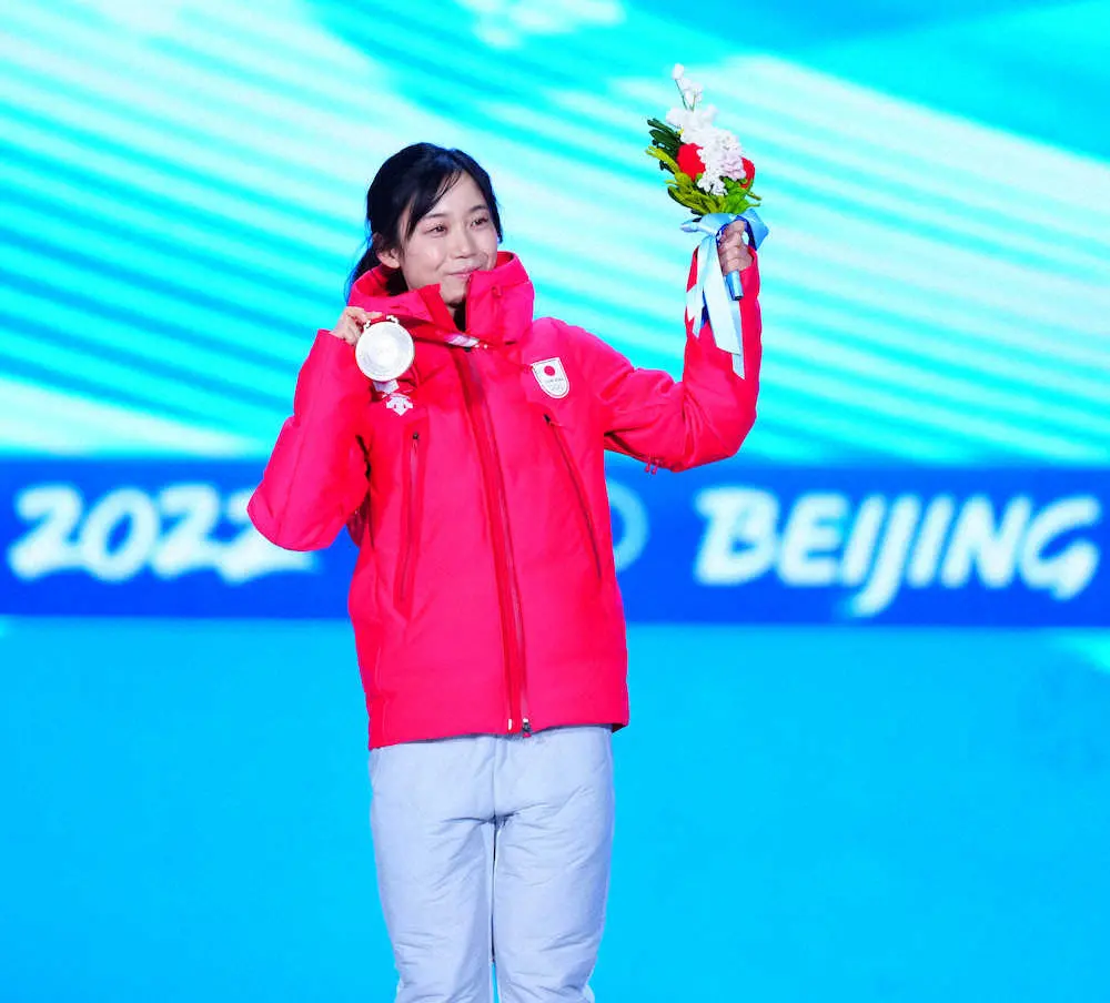 女子1500メートル、銀メダルを手にする高木美帆（撮影・小海途　良幹）