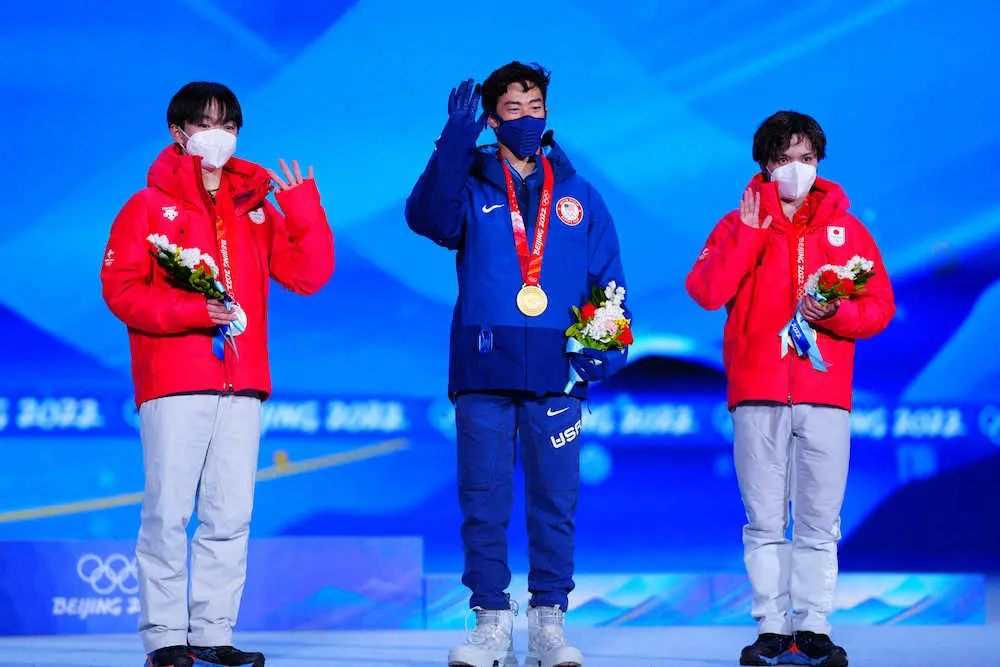 ＜北京五輪・フィギュア＞メダルセレモニーでメダルを胸に並ぶ（左から）銀メダルの鍵山優真、金メダルのネーサン・チェン、銅メダルの宇野昌磨（撮影・小海途　良幹）