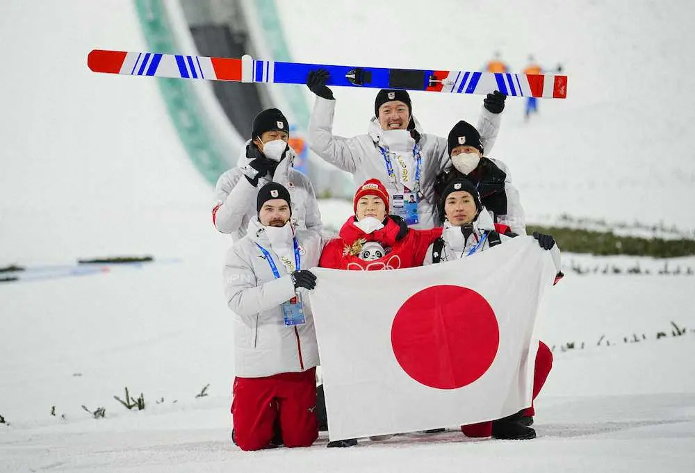 ノルディックスキー・ジャンプ男子個人ラージヒルで銀メダルを獲得し、チーム関係者と記念写真に納まる小林陵侑（前列中央）（共同）