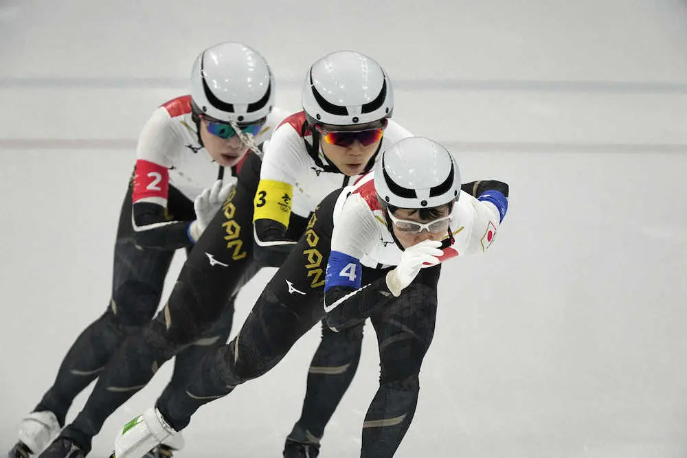 スピードスケート女子団体追い抜きに出場した日本チーム（右から高木菜那、高木美帆、佐藤綾乃）　（AP）