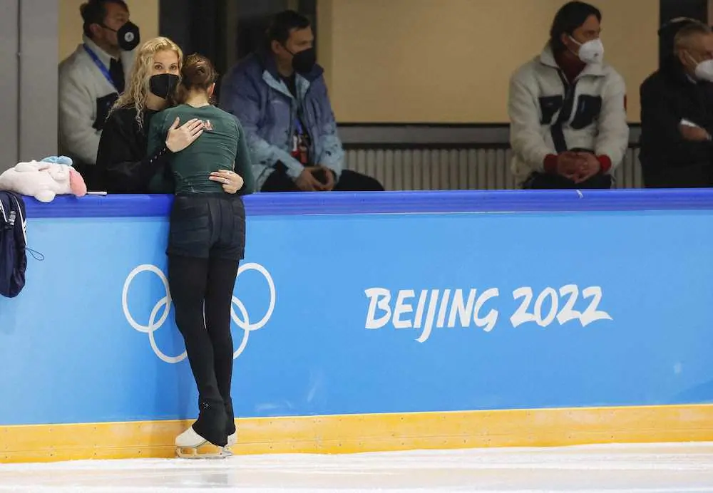 北京冬季五輪フィギュアスケート女子の公式練習でROCのカミラ・ワリエワ（手前）を抱きしめるエテリ・トゥトベリゼ・コーチ（共同）