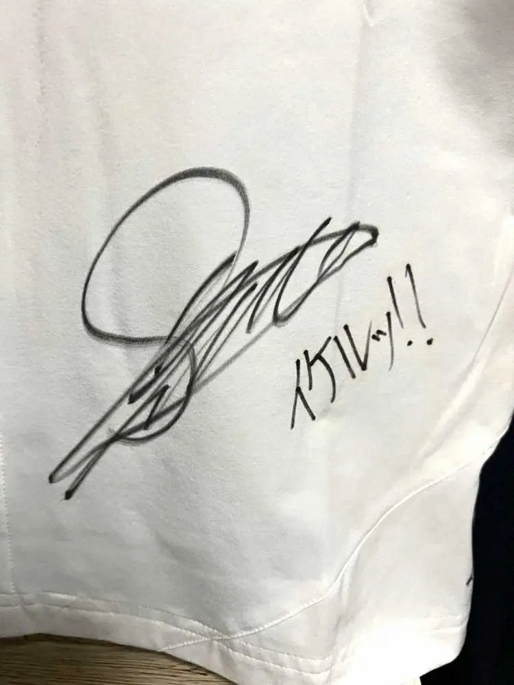 東京五輪直前のスケートボード代表合宿で、平野が四十住に送ったサインと「イケルッ！」の文字