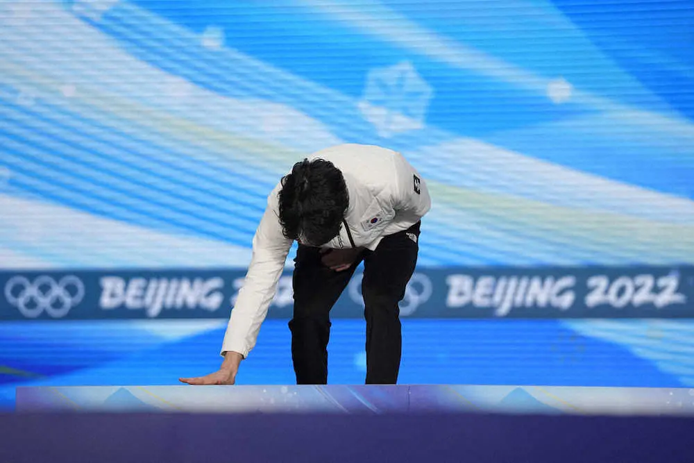 北京五輪スピードスケート男子500メートルで銀メダルを獲得した韓国のチャ・ミンギュ。右手で表彰台をはらう行動が中国メディアで話題となった（AP）
