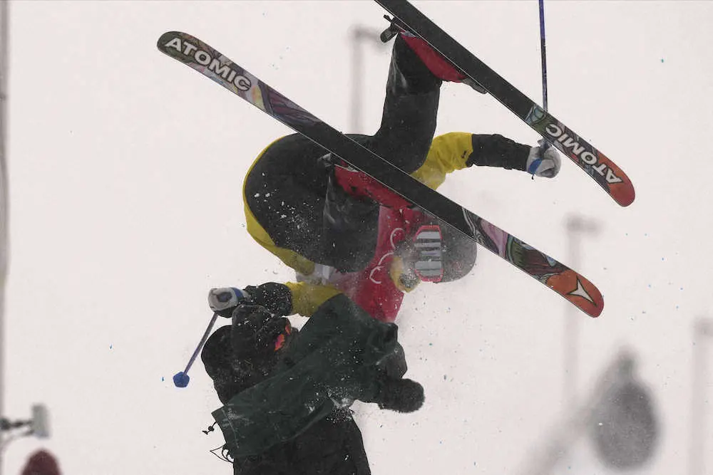 フリースタイルスキーHPで飛び出した選手がカメラマンと激突のアクシデント