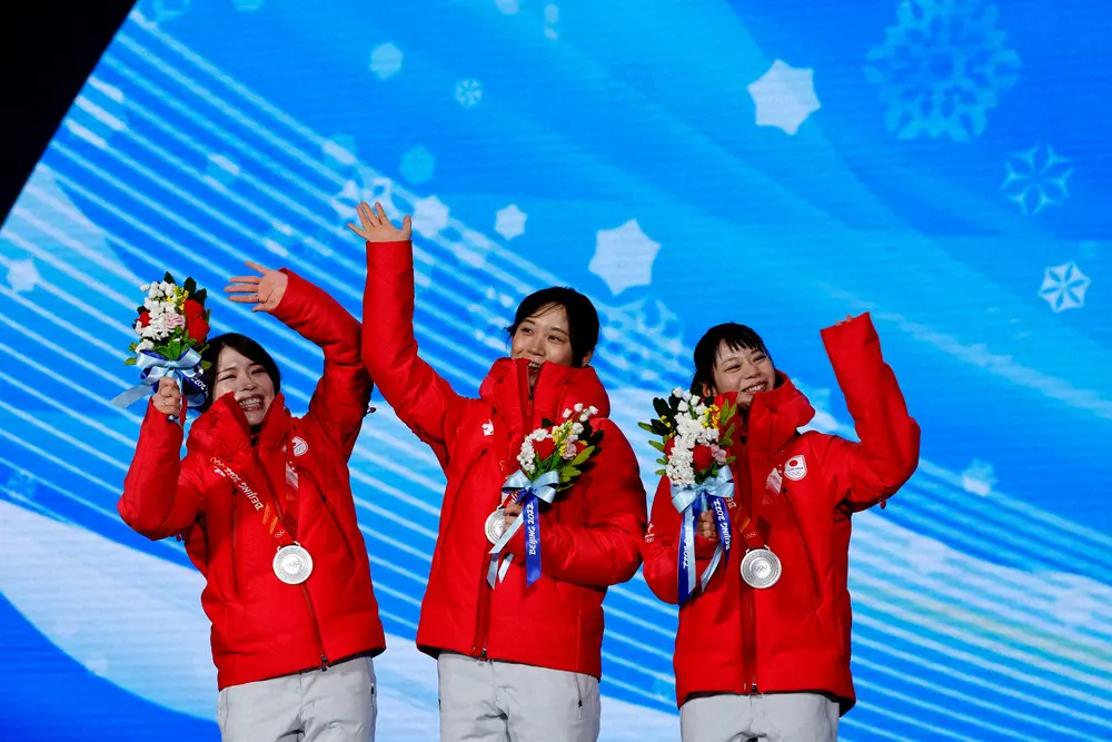 スピードスケート女子団体追い抜きメダルセレモニー。笑顔を見せる選手たち。（左から）佐藤綾乃、高木美帆、高木菜那（ロイター）