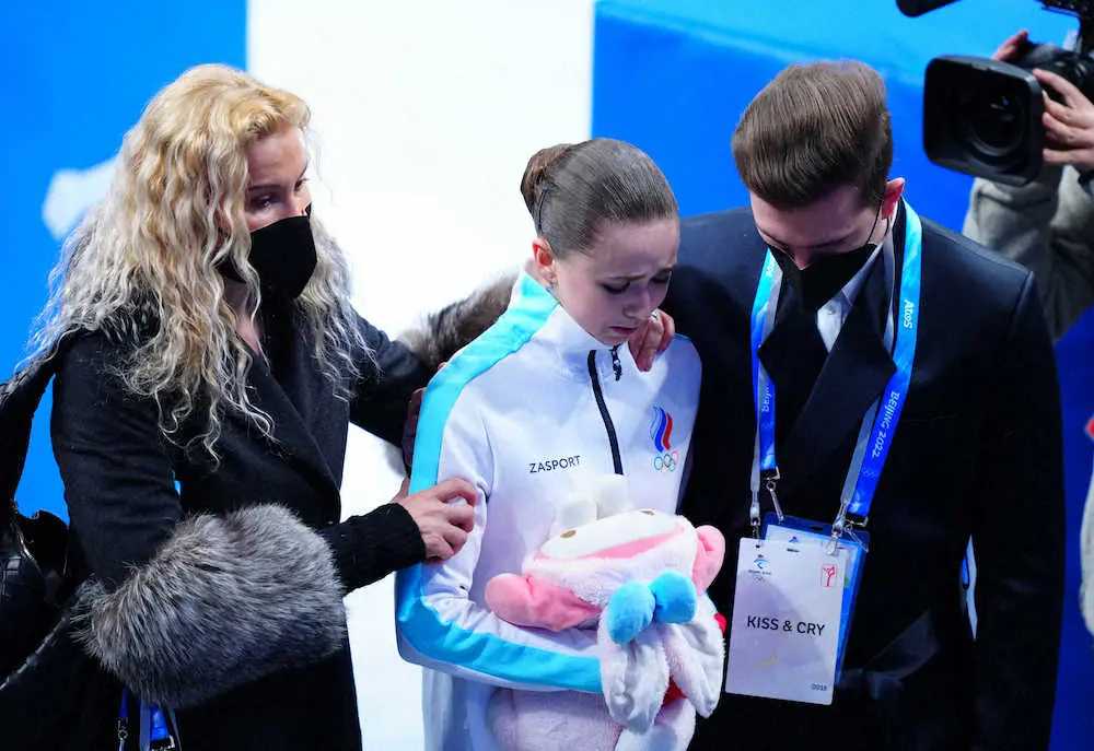 ＜北京五輪　フィギュア＞女子フリー、演技を終え涙するワリエワ（左から2人目）