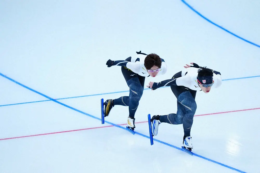 ＜北京五輪・スピードスケート練習＞氷の感触を確かめる小平奈緒（左）と小島良太（撮影・小海途良幹）