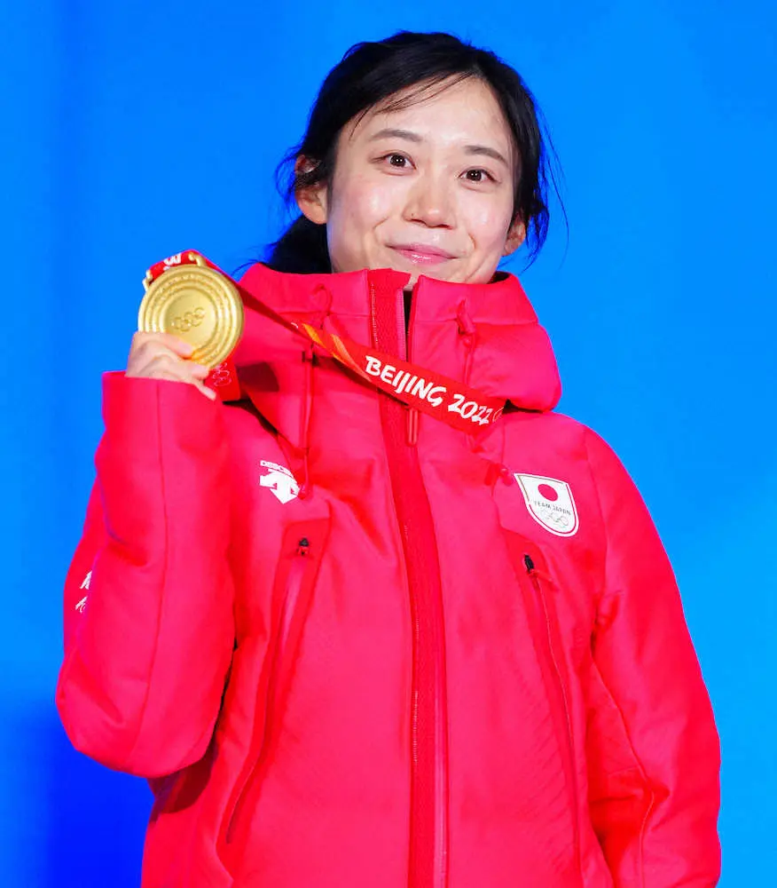 ＜北京五輪　スピードスケート＞金メダルを手に笑顔の高木美帆（撮影・小海途　良幹）