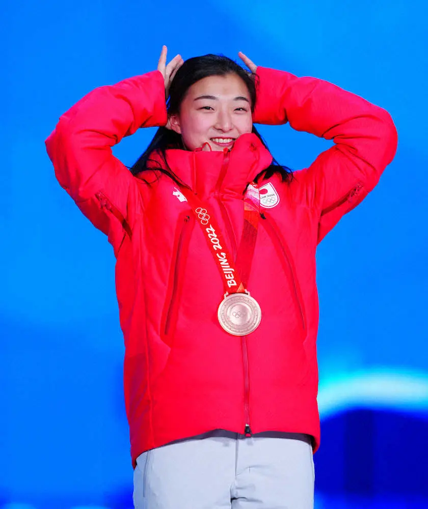＜北京五輪　フィギュア＞銅メダルを胸に笑顔の坂本花織（撮影・小海途　良幹）