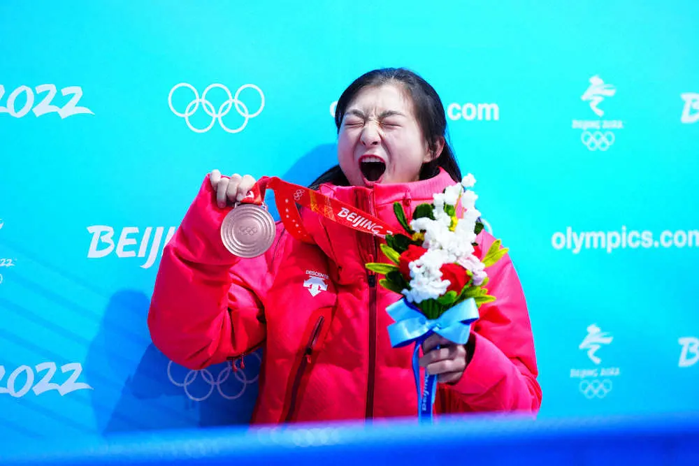 ＜北京五輪　フィギュア＞メダルを手におどける坂本花織（撮影・小海途　良幹）
