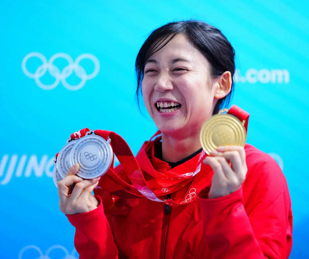 スピードスケート女子1000メートルのメダル授与式で4個のメダルを手に笑顔の高木美帆（撮影・小海途　良幹）