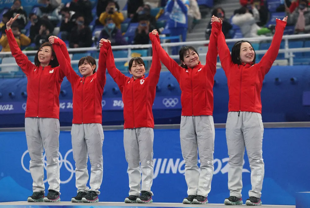 チーム支えた43歳の石崎琴美　藤沢にメダルかけられ感涙「素晴らしいメダルまでもらえて、本当に幸せ」