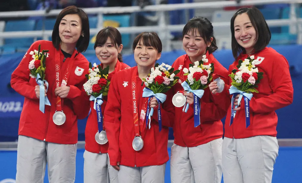 日本代表ロコ・ソラーレ銀　表彰式では笑顔　5人全員手をつなぎメダルを掛け合う
