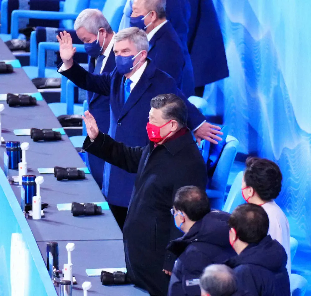 バッハ会長　また薄着で登場　ネット突っ込み「寒くないのかな？」　北京五輪閉会式