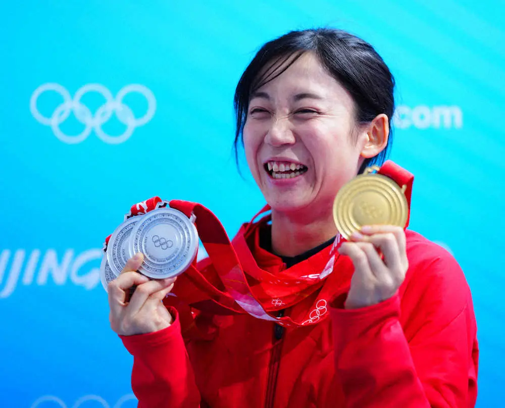 北京五輪で獲得した4個のメダルを手に笑顔の高木美帆（撮影・小海途　良幹）