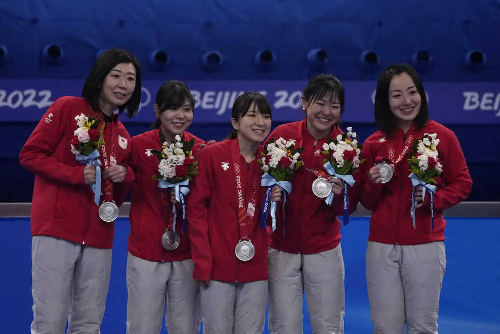 銀メダルを獲得した石崎（左端）らロコ・ソラーレのメンバー（AP）