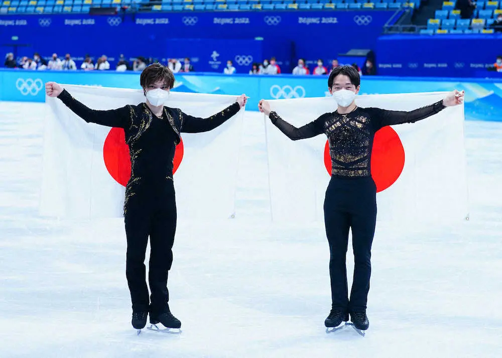 北京五輪のフィギュアスケートで銀メダルの鍵山優真（右）と銅メダルの宇野昌磨は日の丸を広げる（撮影・小海途　良幹）
