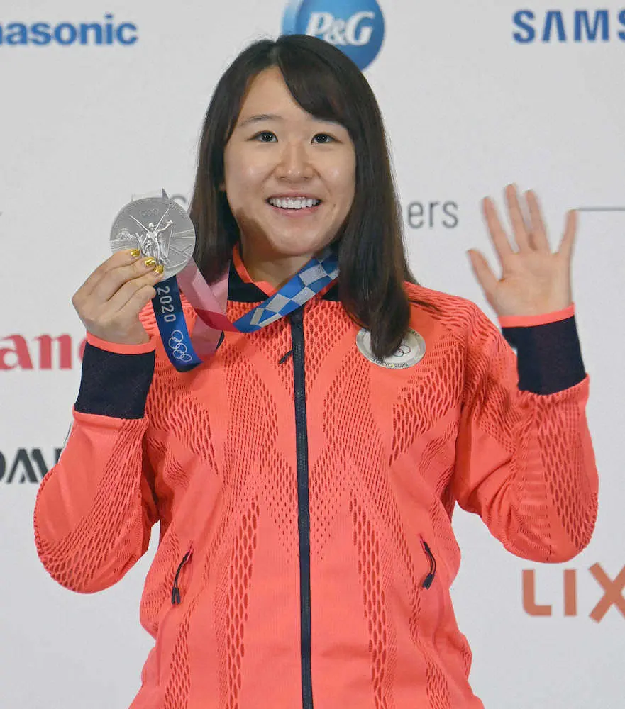 東京五輪自転車女子オムニアムで銀メダルを獲得し、記者会見で披露する梶原悠未