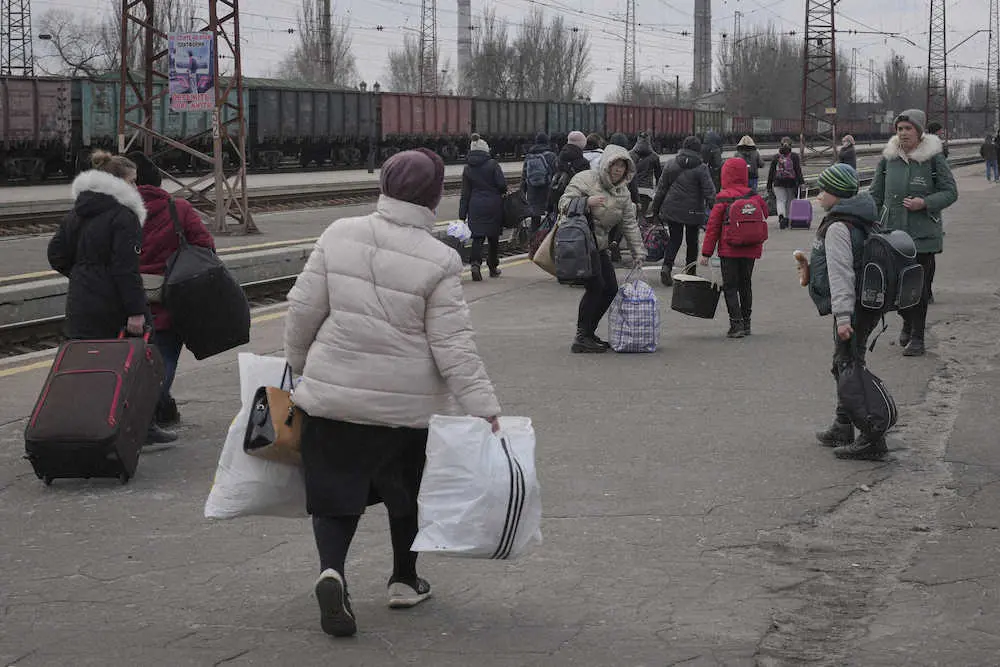 ロシアの侵攻を受けて避難するウクライナのキエフ市民（AP）