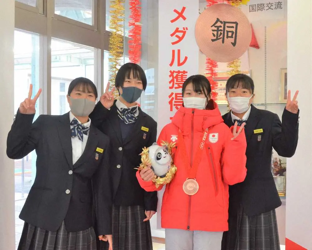 北京五輪で銅　スノボ村瀬が高校で報告会　メダル獲得の裏に親友らの存在「力になった」